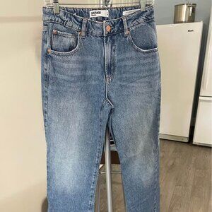 Women’s jeans by Garage Denim featuring the iconic 90s Straight fit size 28